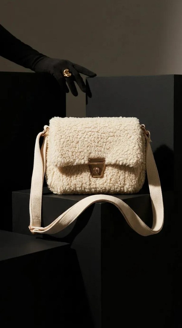 Krem Peluş Görünümlü Kadın Omuz ve Çapraz Askılı Çanta 18x14 cm - Bayi Depom