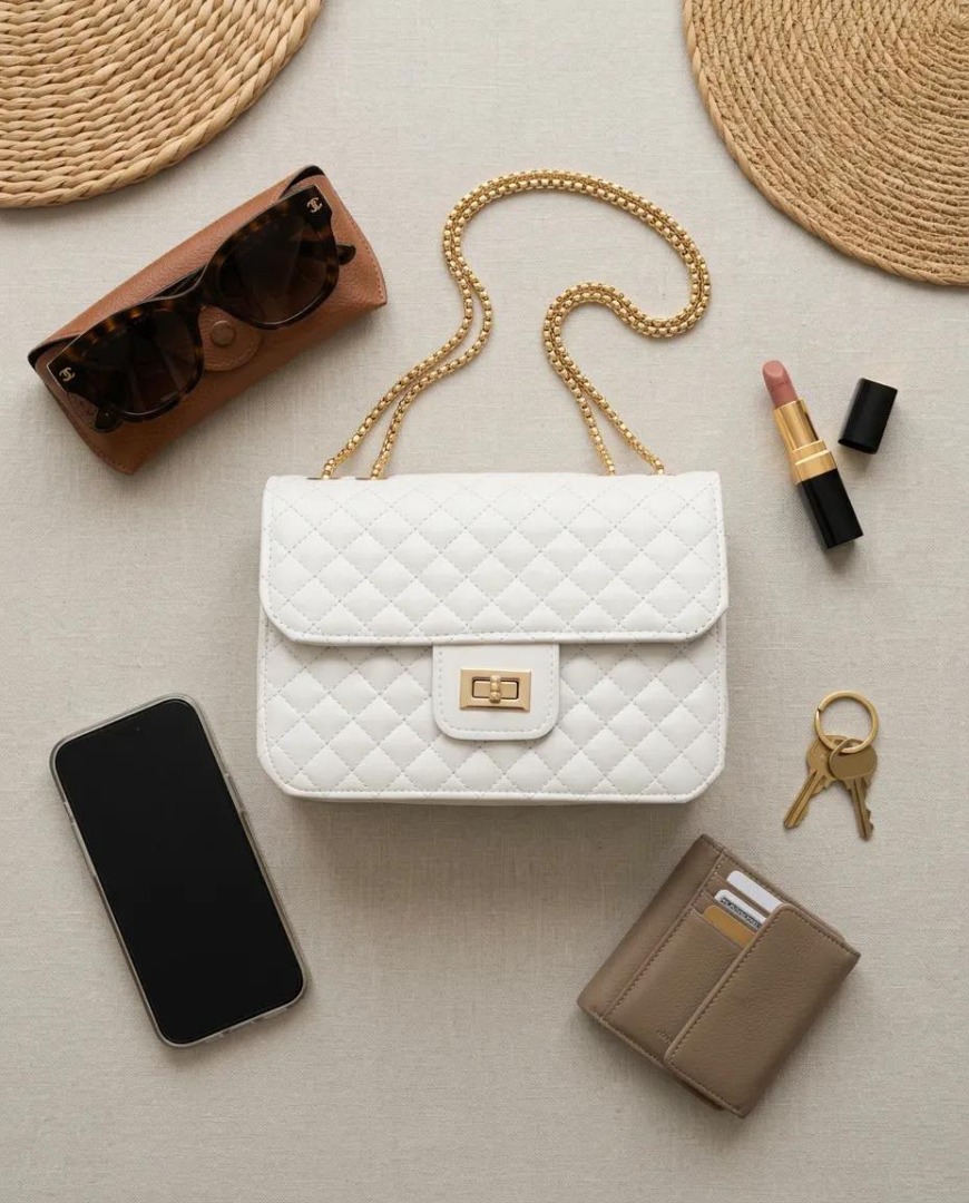 Beyaz Kapitone Suni Deri Gold Zincirli Omuz Çanta 23×16 cm - Bayi Depom