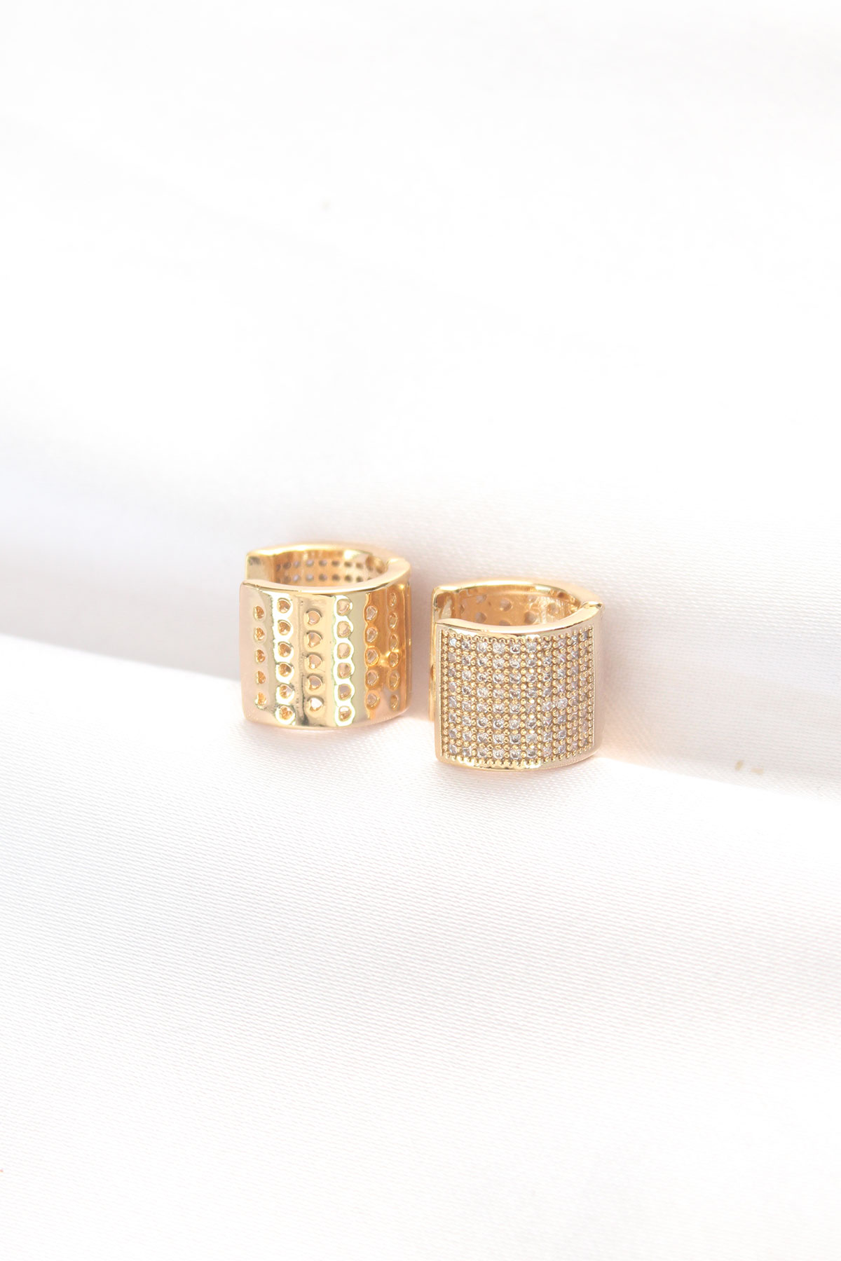 Pirinç Gold Renk Taşlı Minimal Küpe - Bayi Depom Pirinç Gold Renk Taşlı Minimal Küpe - Bayi Depom