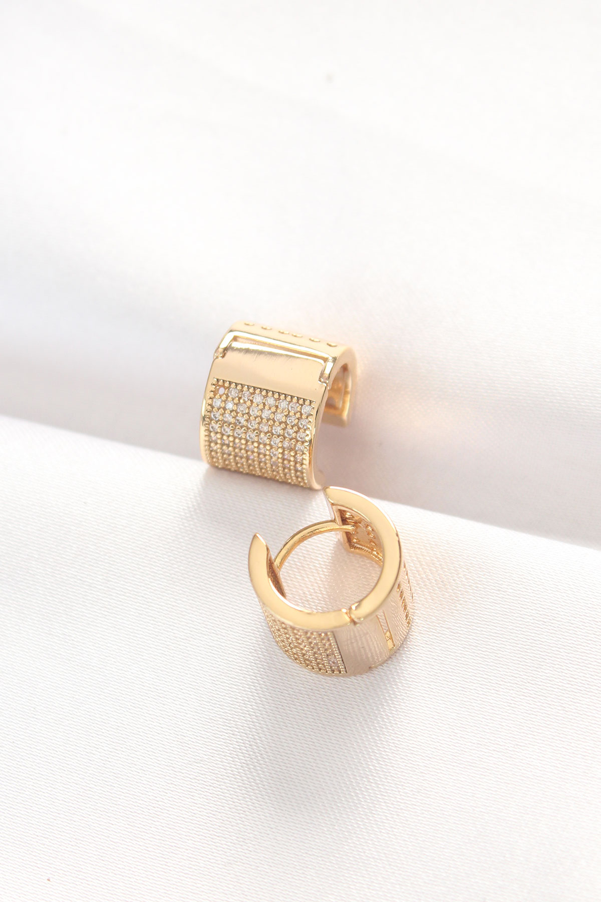 Pirinç Gold Renk Taşlı Minimal Küpe - Bayi Depom Pirinç Gold Renk Taşlı Minimal Küpe - Bayi Depom