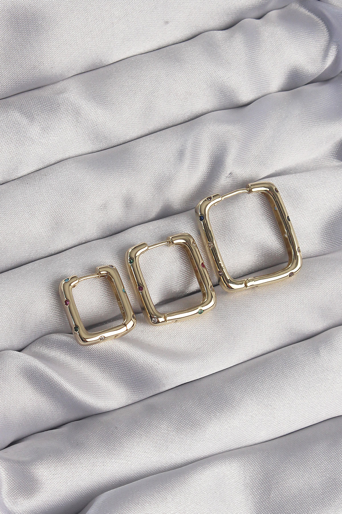 Pirinç Gold Renk Renkli Zirkon Taşlı Kare Model Küpe Seti - Bayi Depom Pirinç Gold Renk Renkli Zirkon Taşlı Kare Model Küpe Seti - Bayi Depom