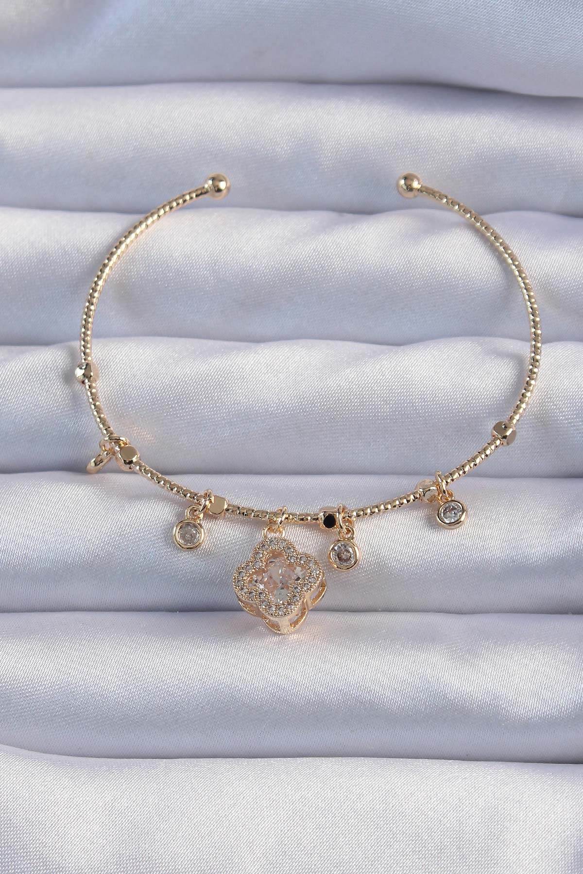 Pirinç Gold Renk Zirkon Taşlı Yonca Model Charm Bileklik - Bayi Depom Pirinç Gold Renk Zirkon Taşlı Yonca Model Charm Bileklik - Bayi Depom