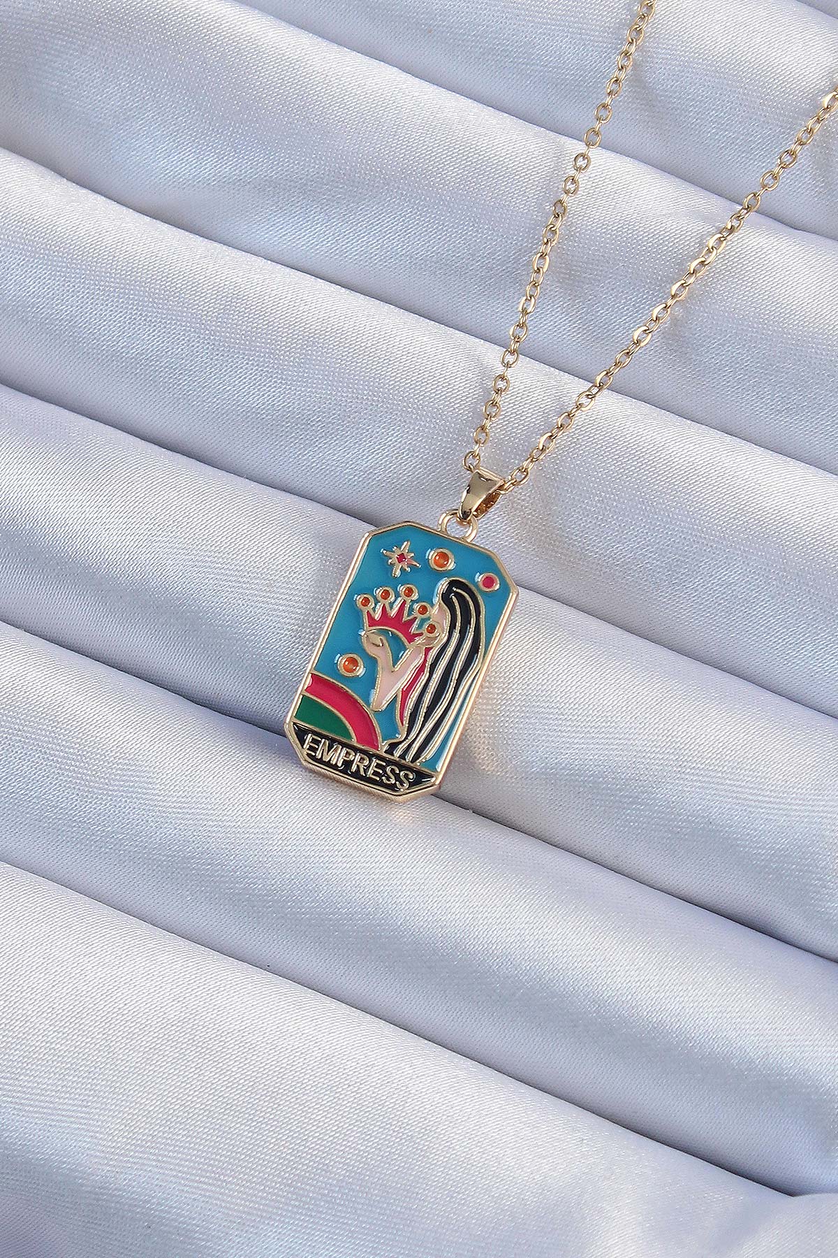 316L Çelik Zincir Gold Renk Taç ve Kız Figürlü Renkli Mineli Tarot Kolye - Bayi Depom 316L Çelik Zincir Gold Renk Taç ve Kız Figürlü Renkli Mineli Tarot Kolye - Bayi Depom