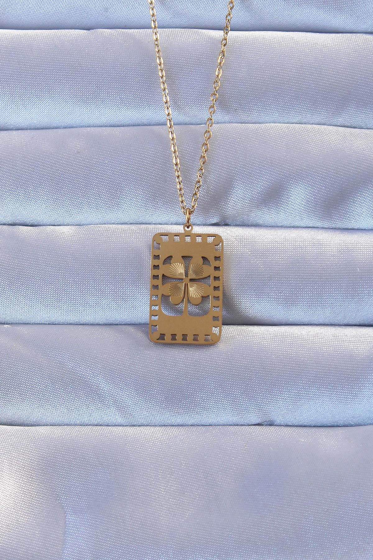 316L Çelik Gold Renk İşlemeli Yonca Model Vintage Kolye - Bayi Depom