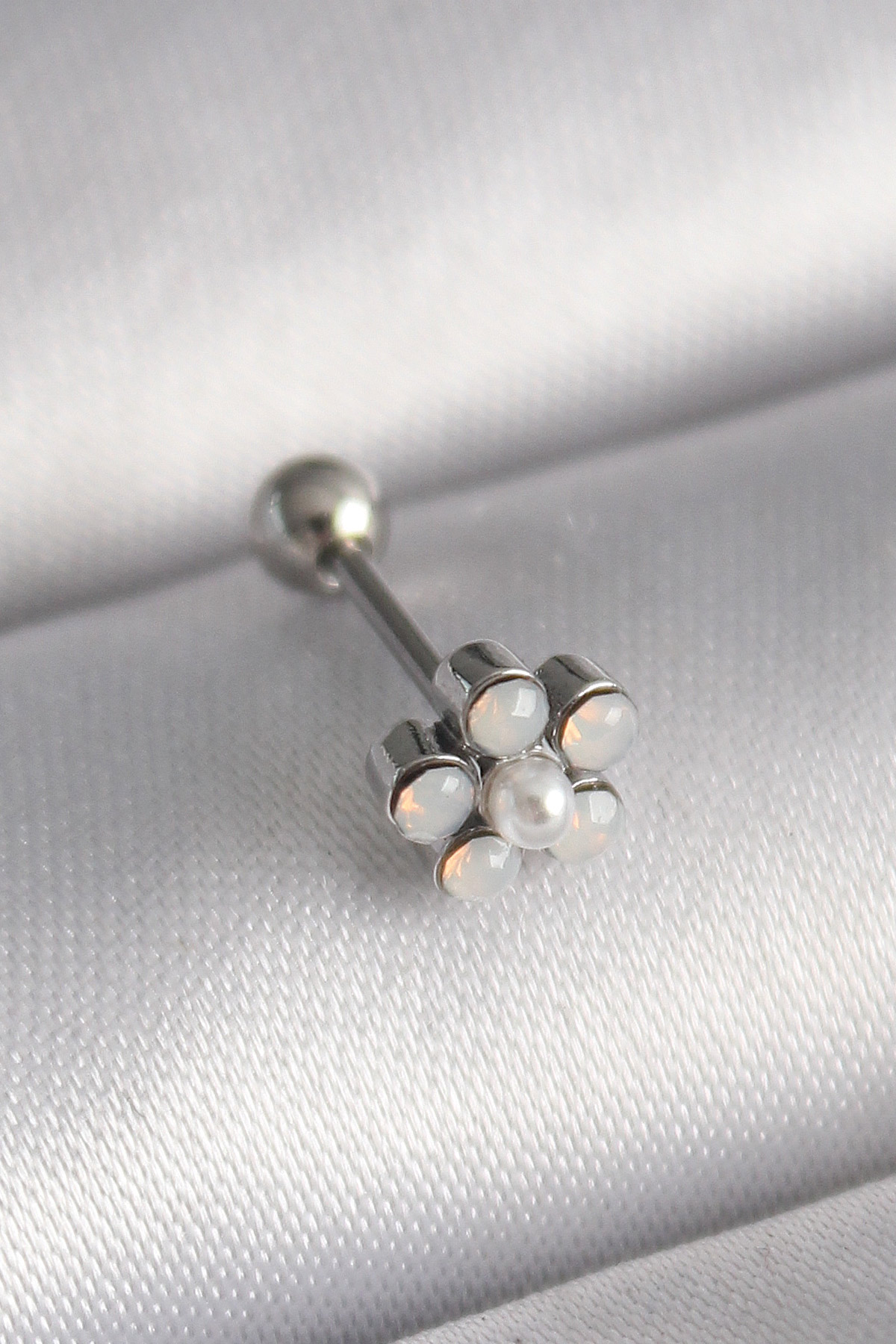 316L Çelik Gümüş Renk Zirkon Taşlı Çiçek Model Tragus Piercing - Bayi Depom 316L Çelik Gümüş Renk Zirkon Taşlı Çiçek Model Tragus Piercing - Bayi Depom