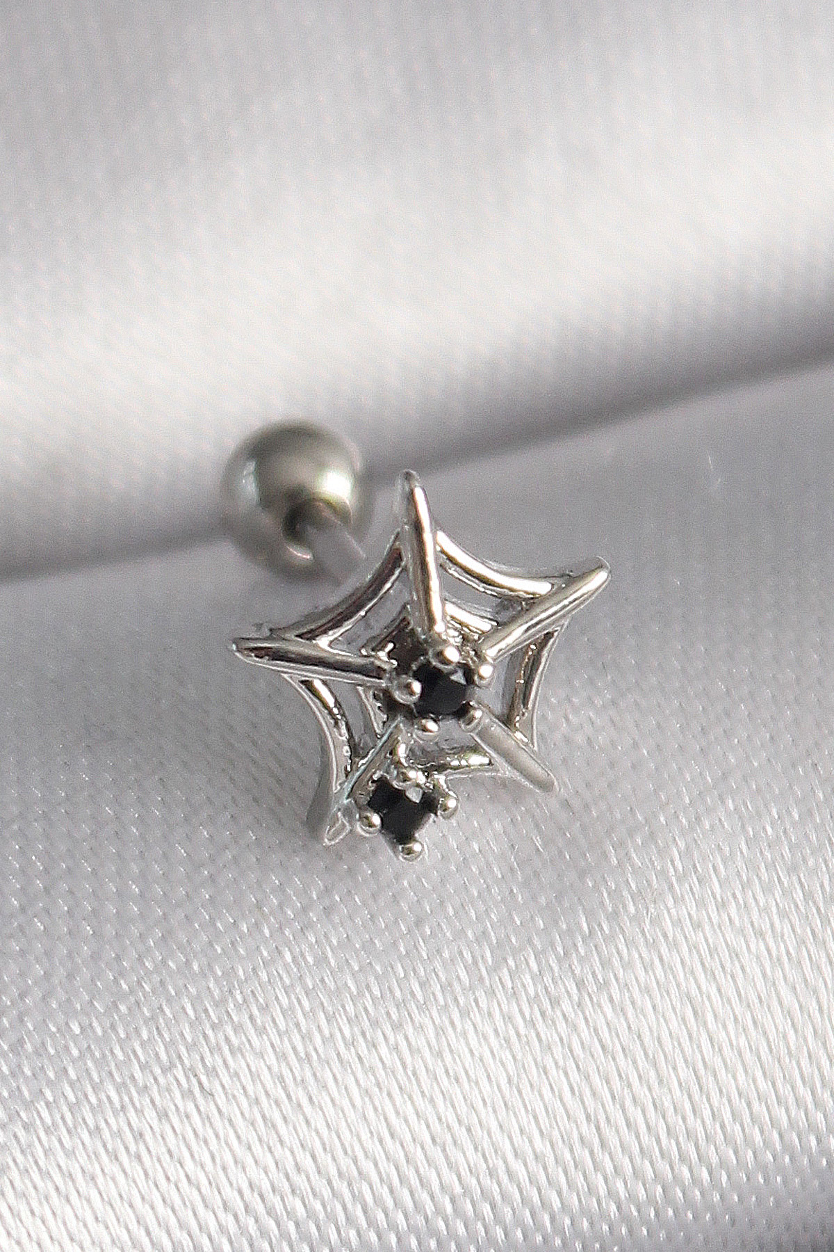 316L Çelik Gümüş Renk Siyah Zirkon Taş Detay Örümcek Ağ Model Tragus Piercing - Bayi Depom 316L Çelik Gümüş Renk Siyah Zirkon Taş Detay Örümcek Ağ Model Tragus Piercing - Bayi Depom