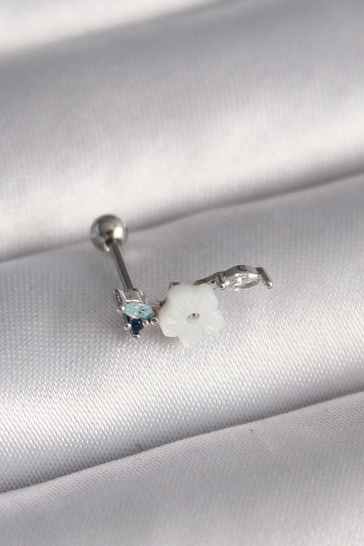 316L Çelik Gümüş Renk Zirkon Taş Detay Beyaz Çiçek Model Tragus Piercing - Bayi Depom