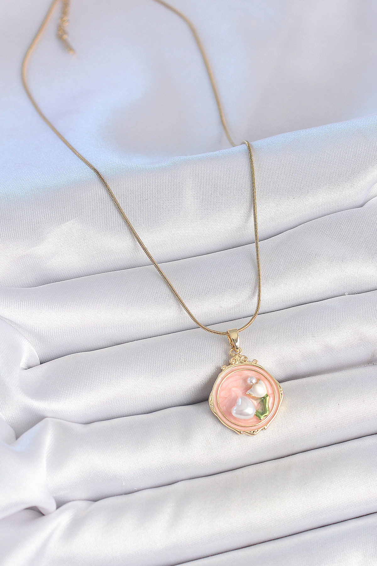 316L Çelik Gold Renk Zincir Pembe Mineli İncili Çiçek İşlemeli Portre Model Kadın Kolye - Bayi Depom 316L Çelik Gold Renk Zincir Pembe Mineli İncili Çiçek İşlemeli Portre Model Kadın Kolye - Bayi Depom