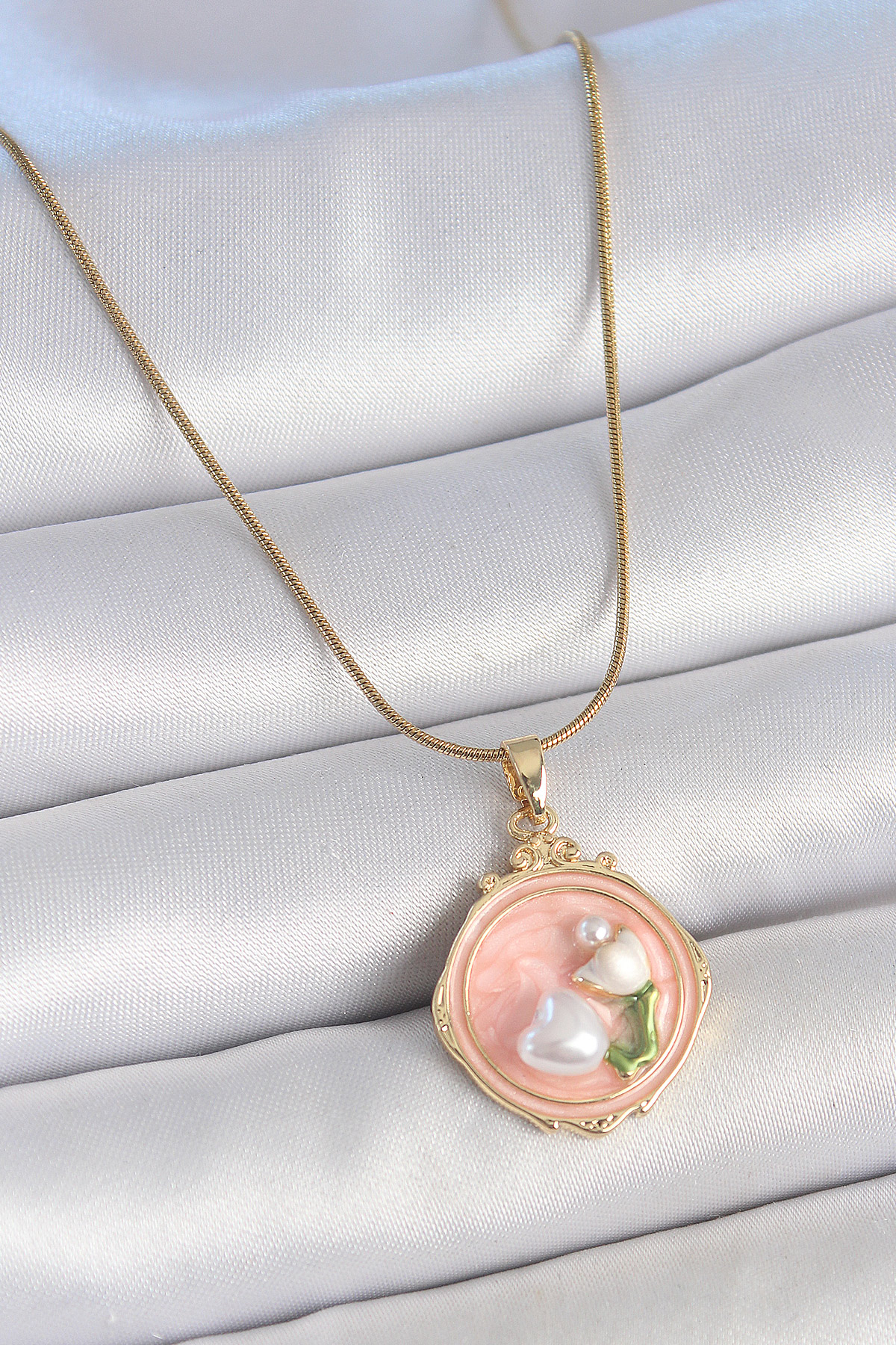 316L Çelik Gold Renk Zincir Pembe Mineli İncili Çiçek İşlemeli Portre Model Kadın Kolye - Bayi Depom 316L Çelik Gold Renk Zincir Pembe Mineli İncili Çiçek İşlemeli Portre Model Kadın Kolye - Bayi Depom
