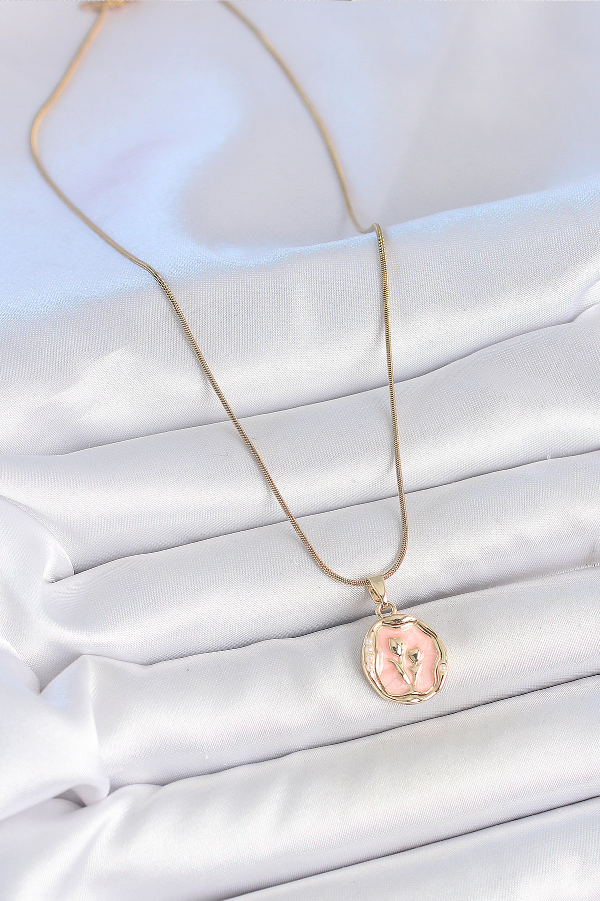 316L Çelik Gold Renk Zincir Pembe Mineli Çiçek İşlemeli Portre Model Kadın Kolye - Bayi Depom 316L Çelik Gold Renk Zincir Pembe Mineli Çiçek İşlemeli Portre Model Kadın Kolye - Bayi Depom
