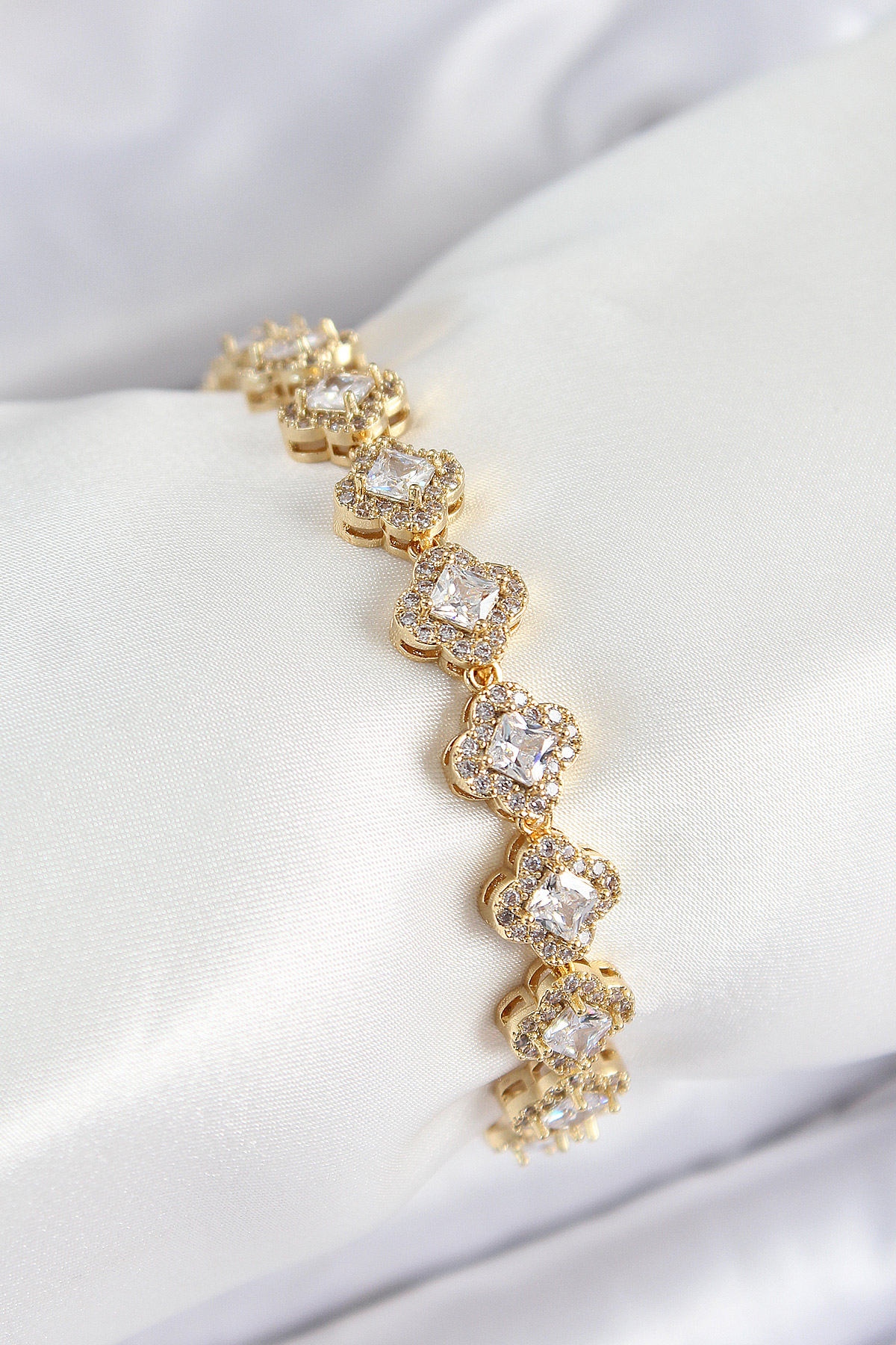 Pirinç Zirkon Taşlı Yonca Baget Model Gold Renk VIP Seri Kadın Bileklik - Bayi Depom Pirinç Zirkon Taşlı Yonca Baget Model Gold Renk VIP Seri Kadın Bileklik - Bayi Depom