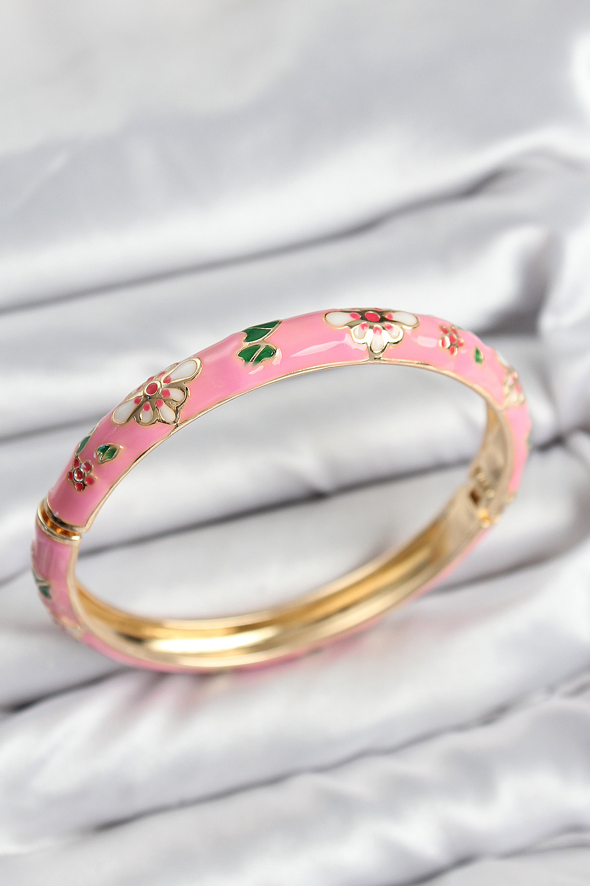 Mineli Pirinç Pembe Çiçek Motifli Gold Kadın Kelepçe - Bayi Depom Mineli Pirinç Pembe Çiçek Motifli Gold Kadın Kelepçe - Bayi Depom