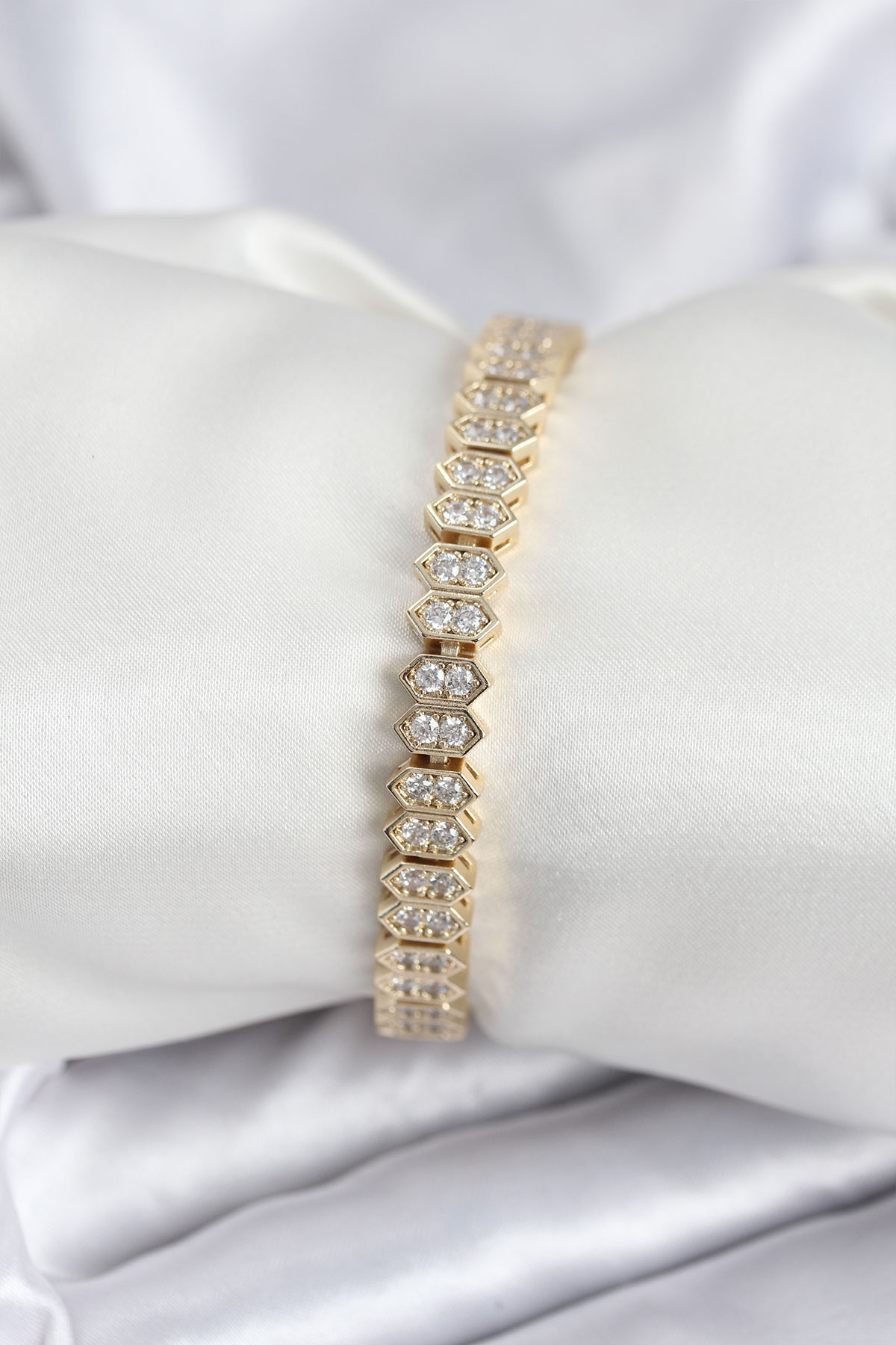 Pirinç VIP Seri Gold Renk Zirkon Taşlı Kadın Bileklik - Bayi Depom Pirinç VIP Seri Gold Renk Zirkon Taşlı Kadın Bileklik - Bayi Depom