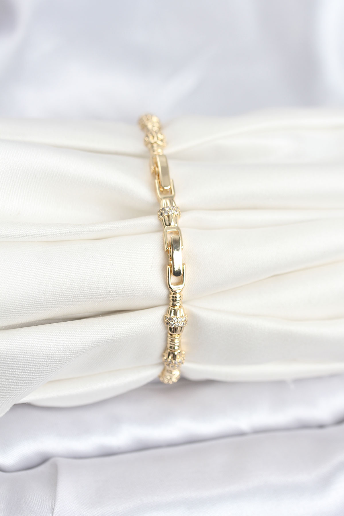 Pirinç Gold Renk VIP Seri Punta Model Zirkon Taşlı Kadın Bileklik - Bayi Depom Pirinç Gold Renk VIP Seri Punta Model Zirkon Taşlı Kadın Bileklik - Bayi Depom