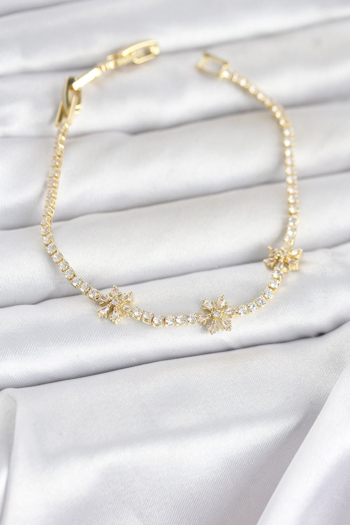 Pirinç Gold Renk Çiçek Model Zirkon Taşlı Su Yolu Kadın Bileklik - Bayi Depom Pirinç Gold Renk Çiçek Model Zirkon Taşlı Su Yolu Kadın Bileklik - Bayi Depom