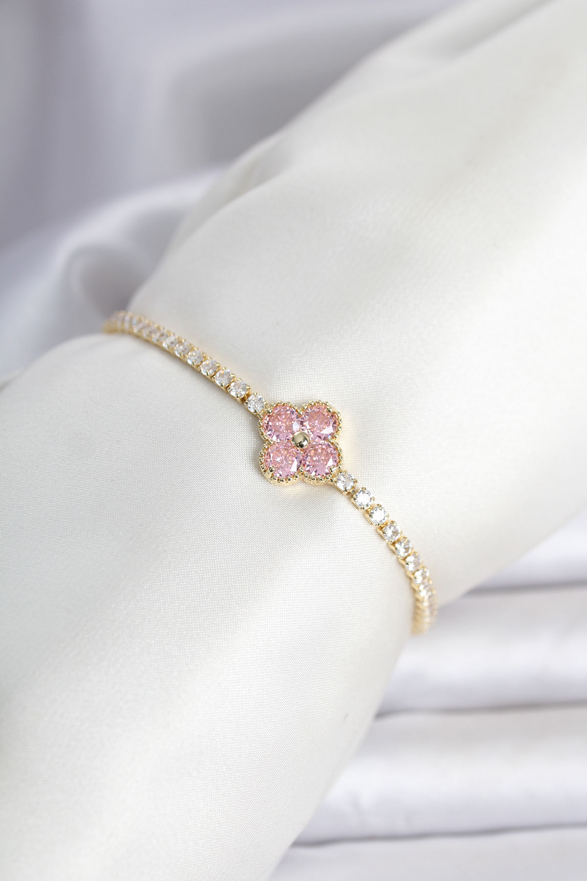 Pirinç Gold Renk Pembe Zirkon Taşlı Yonca Model Su Yolu Kadın Bileklik - Bayi Depom Pirinç Gold Renk Pembe Zirkon Taşlı Yonca Model Su Yolu Kadın Bileklik - Bayi Depom