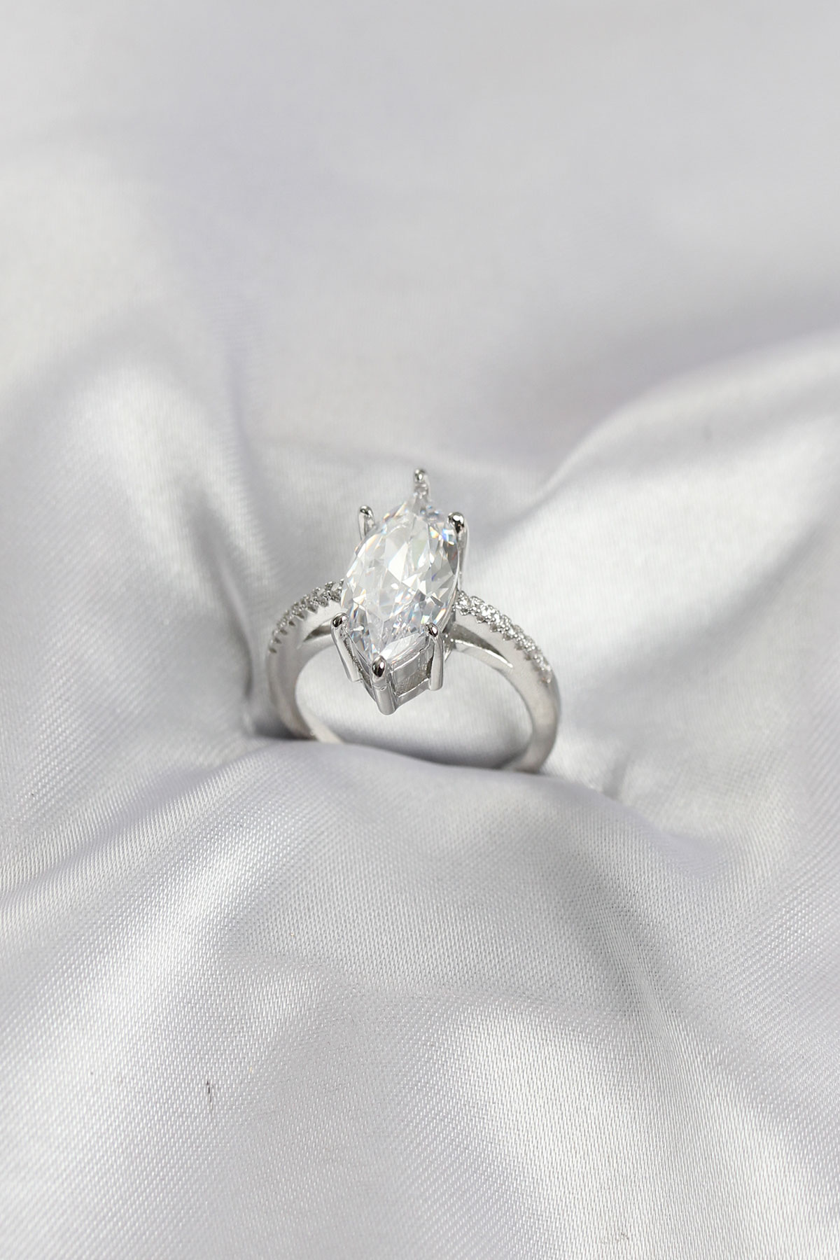 Gümüş Renk Pirinç Markiz Kesim Zirkon Taşlı Kadın Yüzük - Bayi Depom Gümüş Renk Pirinç Markiz Kesim Zirkon Taşlı Kadın Yüzük - Bayi Depom