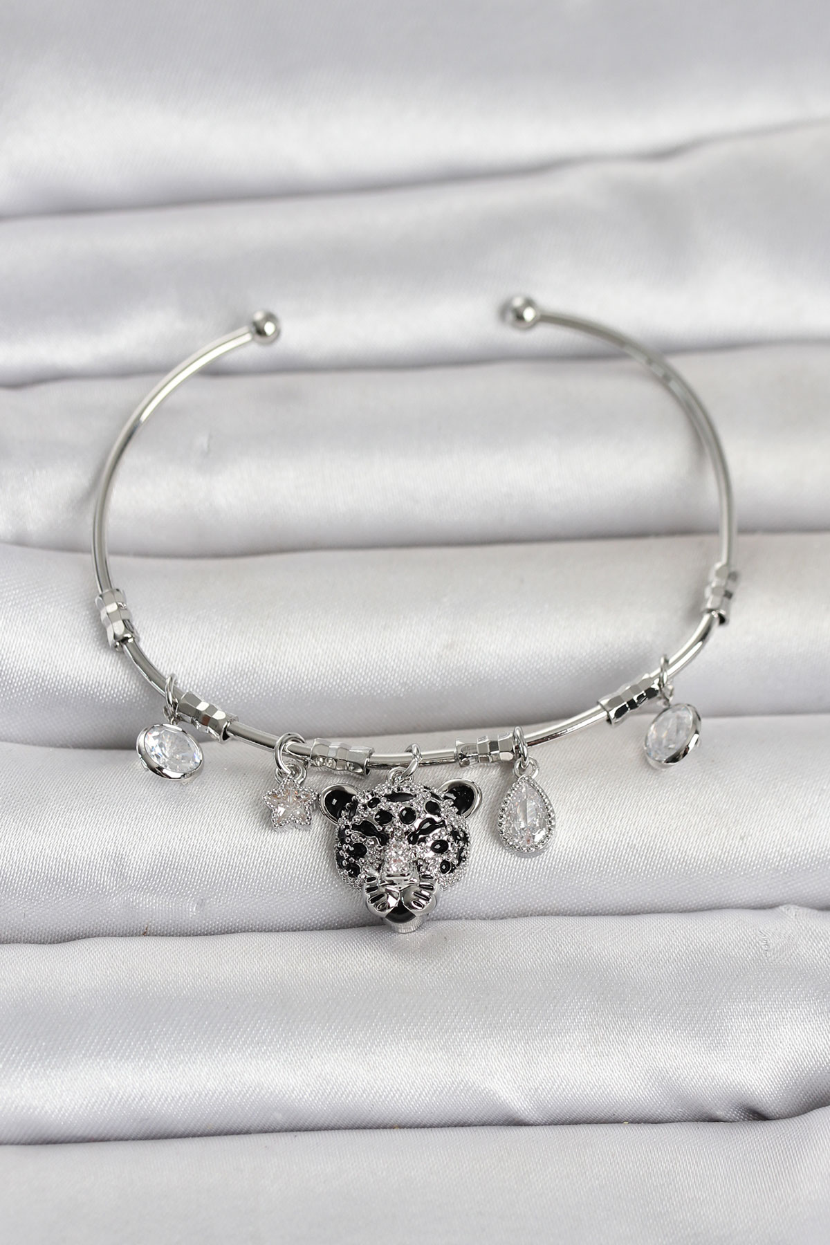 Pirinç Gümüş Renk Leopar Detaylı Charmlı Kadın Bileklik - Bayi Depom Pirinç Gümüş Renk Leopar Detaylı Charmlı Kadın Bileklik - Bayi Depom