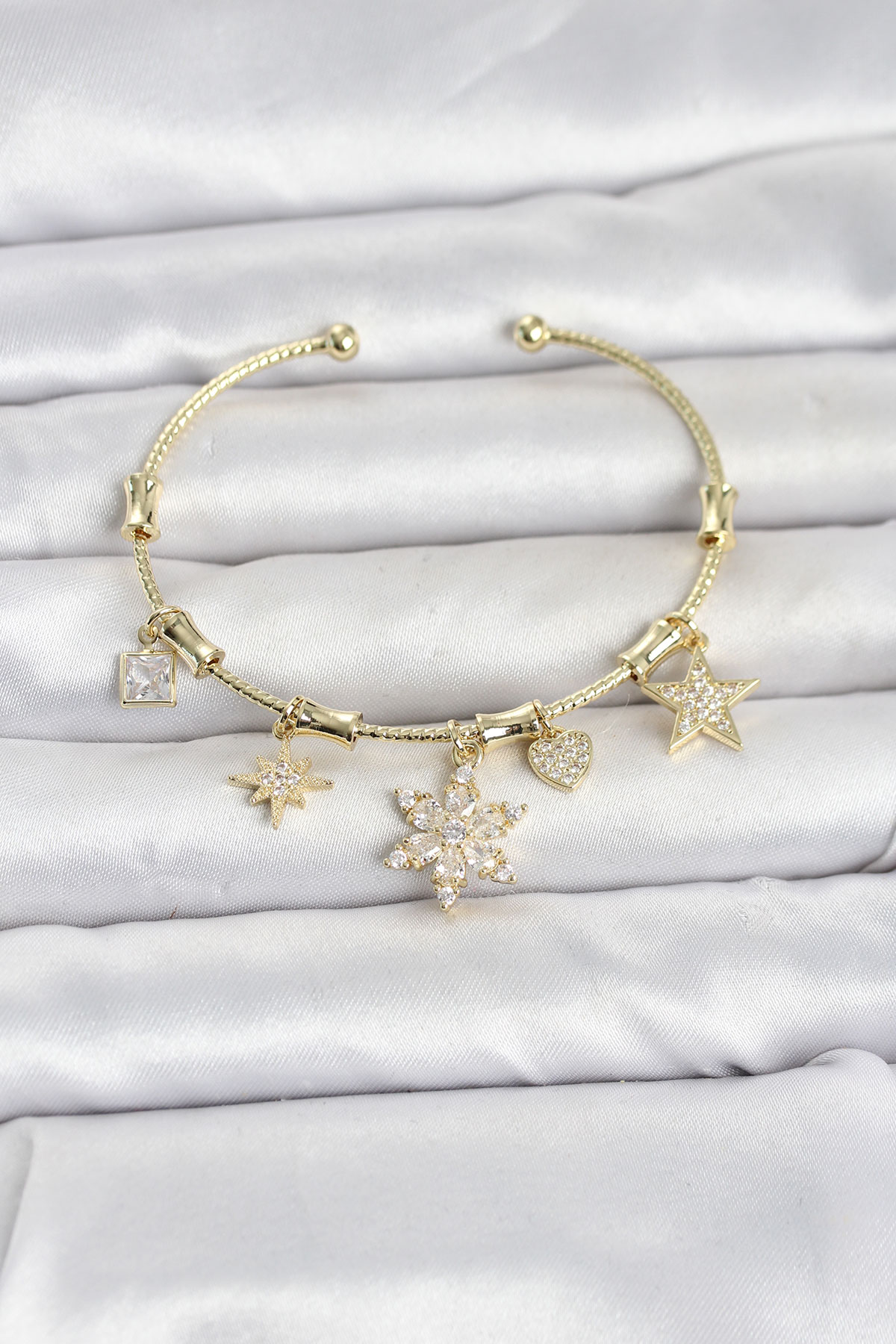 Pirinç Gold Renk Lotus Detay Charmlı Kadın Bileklik - Bayi Depom Pirinç Gold Renk Lotus Detay Charmlı Kadın Bileklik - Bayi Depom