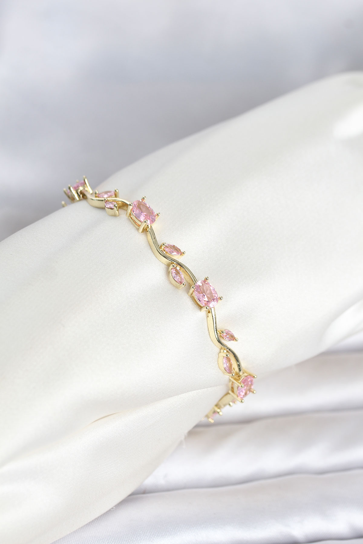 Pirinç Gold Renk Pembe Zirkon Taşlı Çiçek Model Kadın Bileklik - Bayi Depom Pirinç Gold Renk Pembe Zirkon Taşlı Çiçek Model Kadın Bileklik - Bayi Depom