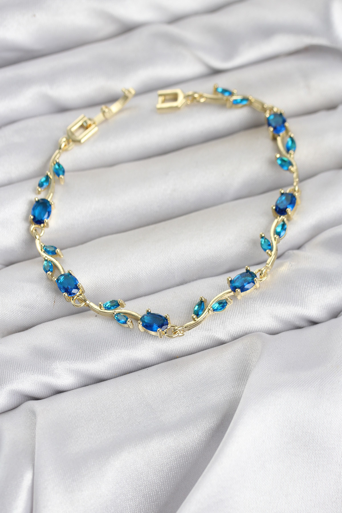 Pirinç Gold Renk Mavi Zirkon Taşlı Çiçek Model Kadın Bileklik - Bayi Depom Pirinç Gold Renk Mavi Zirkon Taşlı Çiçek Model Kadın Bileklik - Bayi Depom