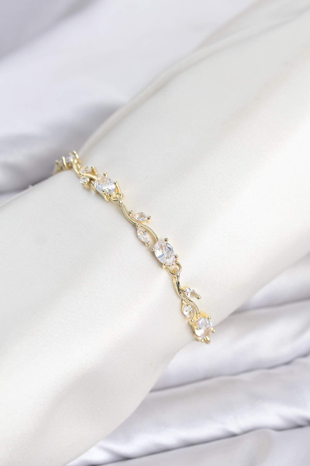 Pirinç Gold Renk Zirkon Taşlı Çiçek Model Kadın Bileklik - Bayi Depom Pirinç Gold Renk Zirkon Taşlı Çiçek Model Kadın Bileklik - Bayi Depom