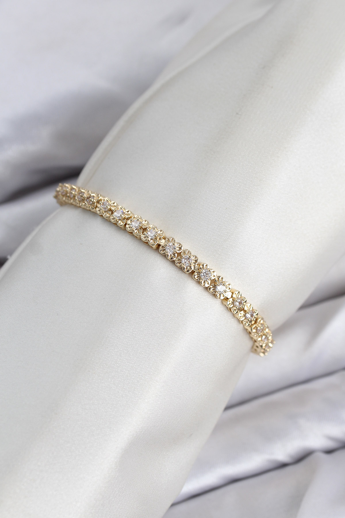 CM Model Zirkon Taşlı VIP Seri Gold Renk Pirinç Kadın Bileklik - Bayi Depom