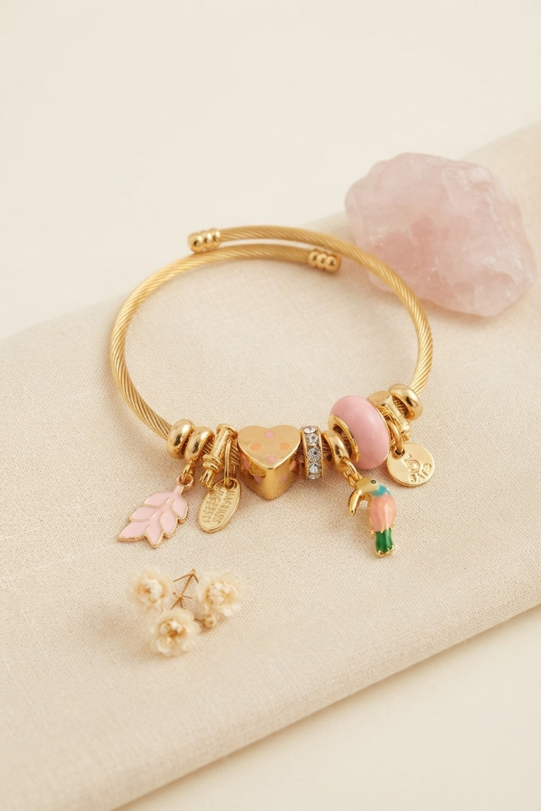 Kuş Figürlü Pembe Charmlı Gold Renk Bileklik - Bayi Depom Kuş Figürlü Pembe Charmlı Gold Renk Bileklik - Bayi Depom
