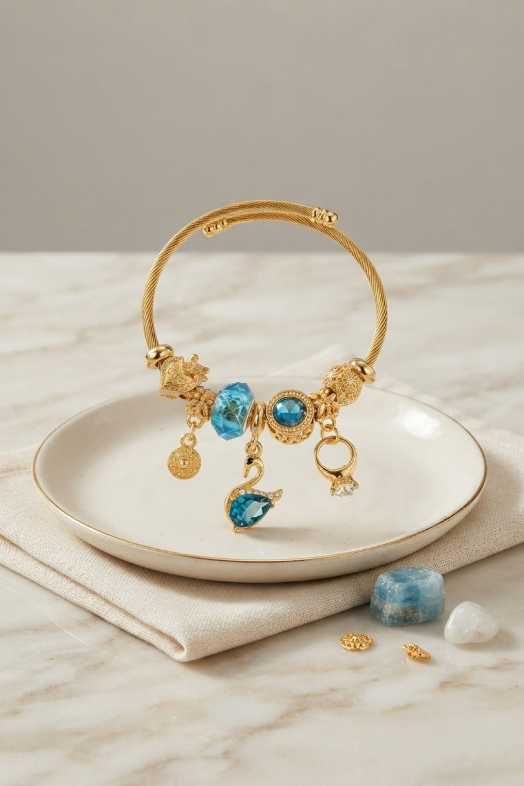 Mavi Kuğu Model Gold Renk Charmlı Bileklik - Bayi Depom Mavi Kuğu Model Gold Renk Charmlı Bileklik - Bayi Depom