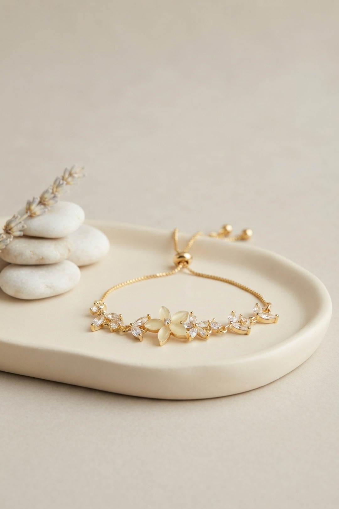 Gold Renk Zirkon Taşlı Pirinç Sedefli Çiçek Model Asansörlü Bileklik - Bayi Depom