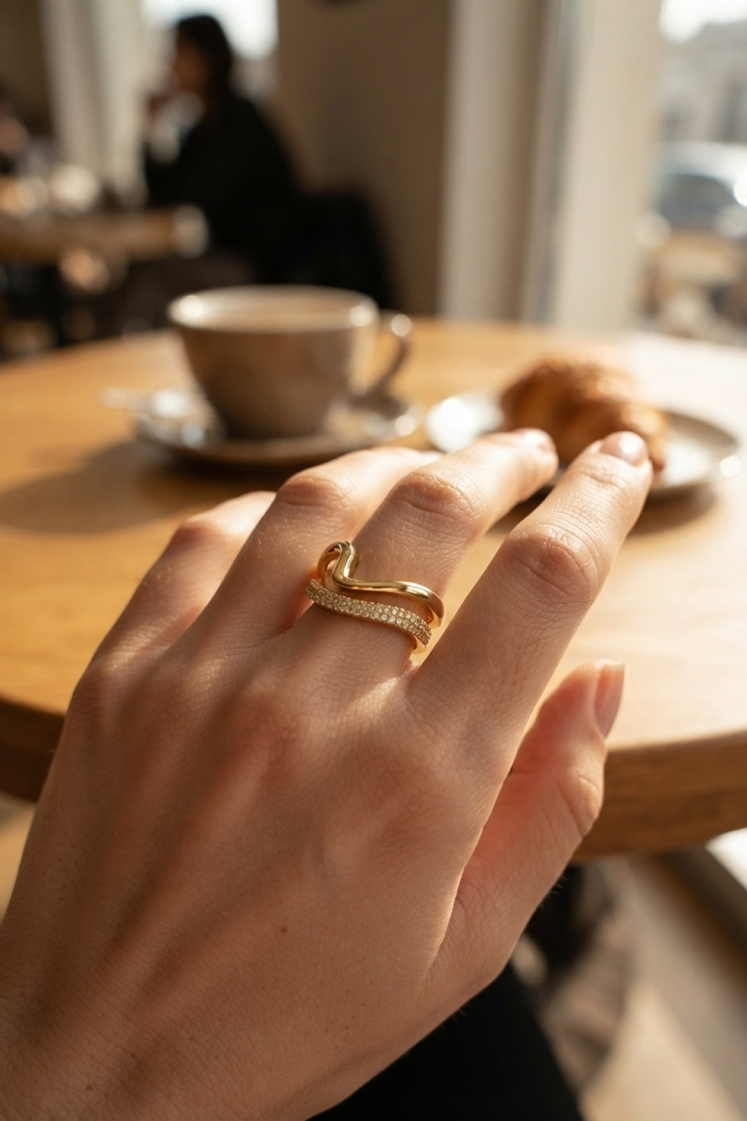 Gold Renk Dalgalı ve Zirkon Taşlı Model Kadın Yüzük - Bayi Depom Gold Renk Dalgalı ve Zirkon Taşlı Model Kadın Yüzük - Bayi Depom