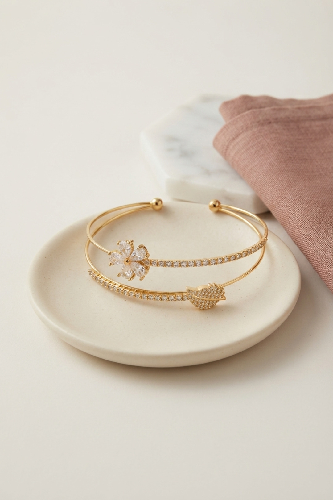 Gold Renk Zirkon Taşlı Çiçek Model Kadın Bileklik - Bayi Depom