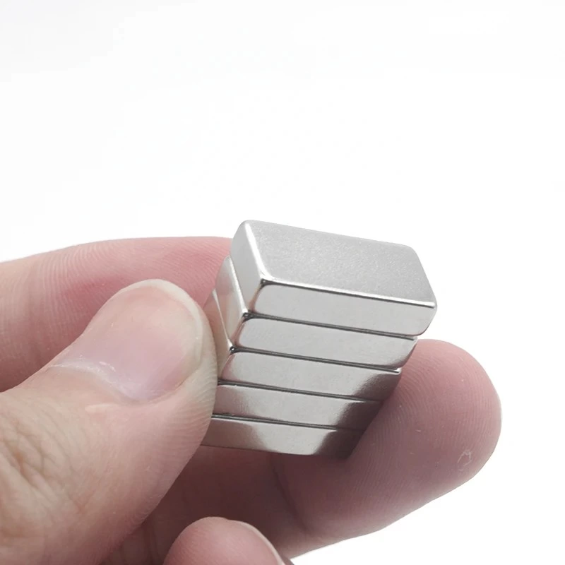 1 Adet 20x10x5 mm Neodyum Magnet N35 Güçlü Mıknatıs Köşeli ve Dayanıklı Nikel Kaplama ( Bayi Depom ) 1 Adet 20x10x5 mm Neodyum Magnet N35 Güçlü Mıknatıs Köşeli ve Dayanıklı Nikel Kaplama ( Bayi Depom )